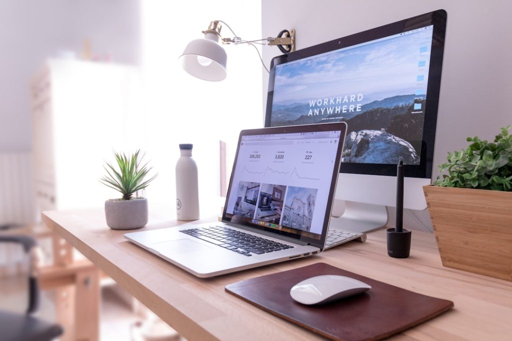 macbook-pro-on-table-beside-white-imac-and-magic-mouse-hgv2tfoh0ns Unsplash Power